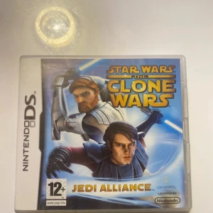Star Wars The Clone Wars: Jedi Alliance - Upplev episka äventyr i Star Wars-universumet på din Nintendo DS! Slåss som Jedi, använd ljussabeln med stylus och samarbeta med vänner för att besegra fiender. Perfekt för dig som älskar action, äventyr och Star Wars.