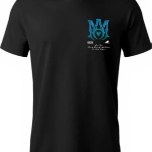 Svart Amiri t-shirt med blått tryck - Svart t-shirt från Amiri med stort blått AMIRI-tryck och söt kaninfigur på ryggen. Framsidan har en mindre blå logga och vit text. Klassisk passform och rund hals, perfekt för dig som gillar streetwear med en lekfull twist.