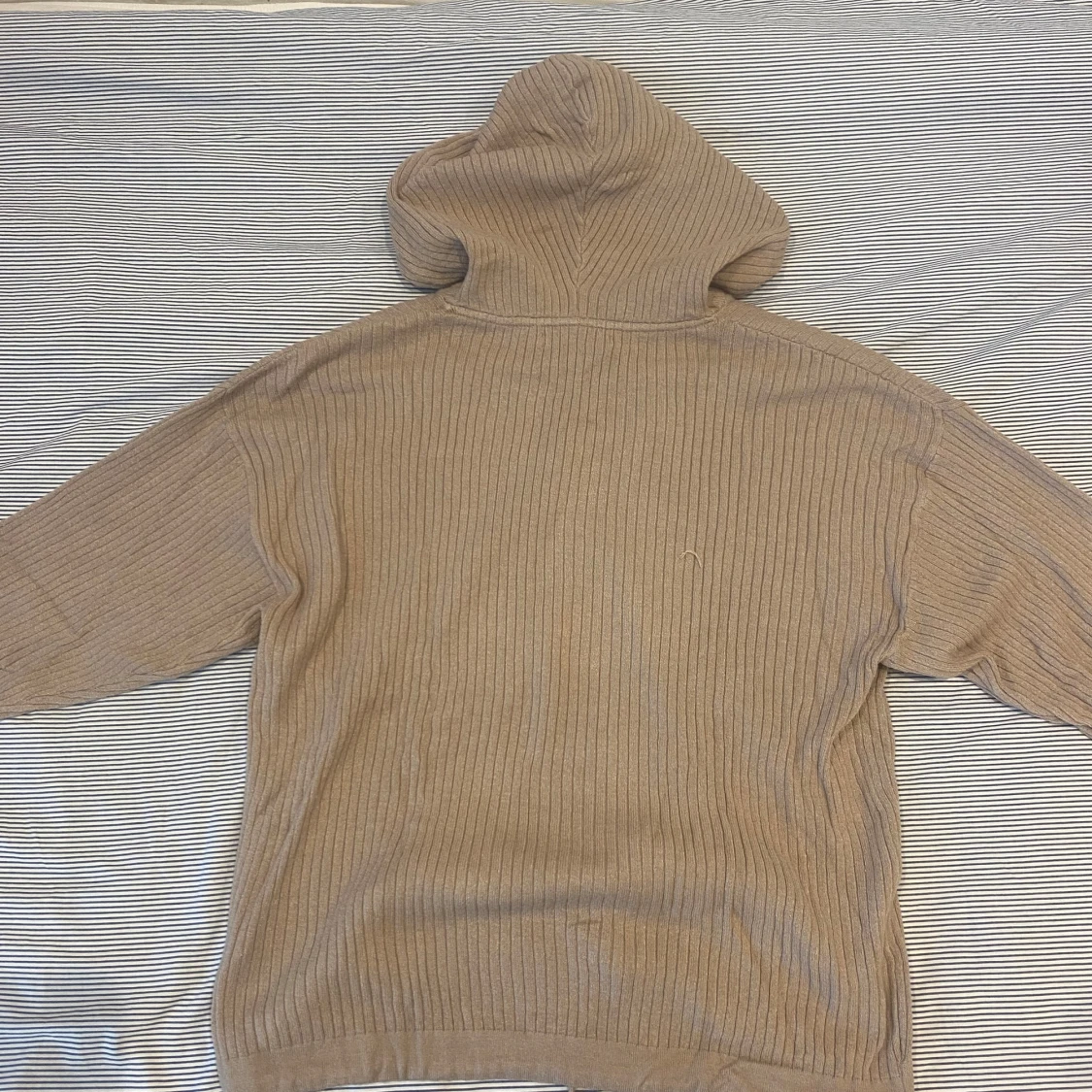Beige ribbad hoodie med huva - 2
