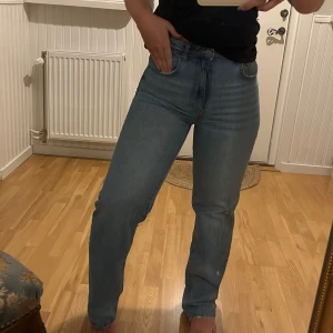Ljusblå raka jeans med hög midja - Säljer ett par ljusblå jeans från BikBok med rak passform och hög midja. Klassisk femficksmodell med dragkedja och knapp framtill. Jeansen har en avslappnad vibe och är tillverkade i bomull för en skön känsla. Perfekta till sneakers eller boots.Storlek 28 och 32 i längd💖💖💖
