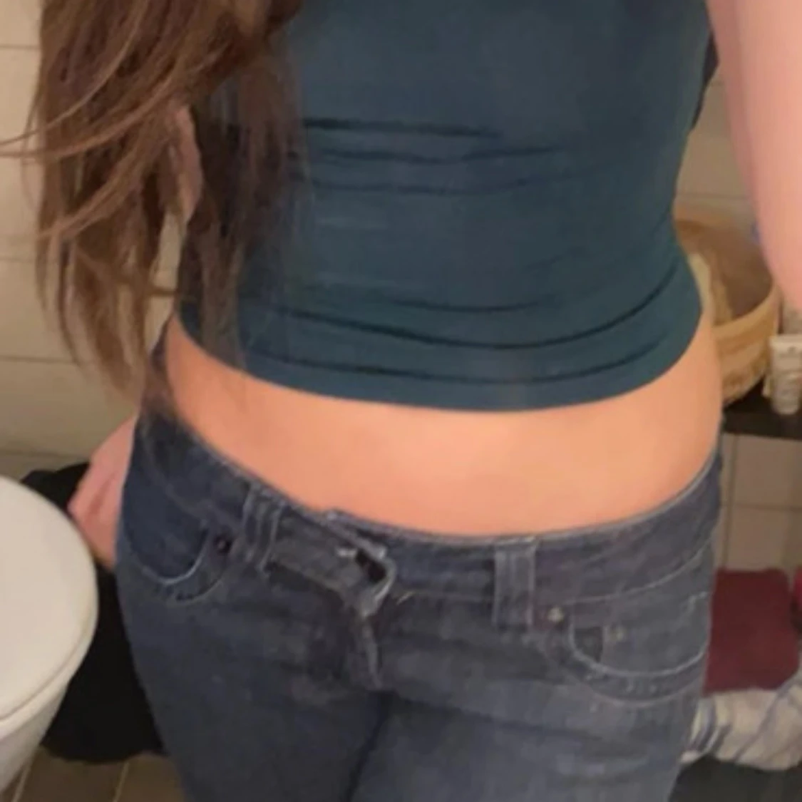 Mörkblå lågmidjade jeans