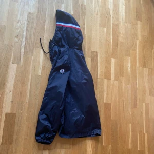 Svart moncler windbreaker  - Säljer min svarta moncler windbreaker som inte kommit till användning. Storlek 2(S) men passar även (M)  PRIS KAN ÄNDRAS VID SNABB MEET UP.Kör meet ups i Stockholm (helst i city). 