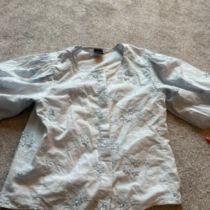 Ljusblå blus  - En ljusblå blus från gina tricot men prislappen kvar. Aldrig använd🥰