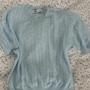 Ljusblå tröja från Zara - Säljer en ljusblå tröja från Zara i storlek S💗