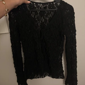 Spetströja - Svart spetströja från Gina, med snörning fram. Storlek S💞
