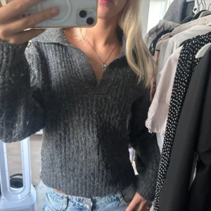 Mysig mörkgrå stickad tröja med krage - Grå trickar tröja storlek xs. 