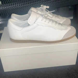 Maison Margiela - Säljer ett par riktigt snygga å sköna Maison Margiela skor i strl 46 i nyskick, skorna är endast använda max 1-2 gånger och är helt som nya. Absolut äkta med original box, dustbags och kvitto. Nypris 5899, mitt pris 3300. Kan gå ner bra i pris vid en snabb och smidig affär!!