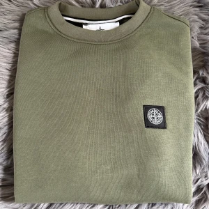 Stone Island tröja  - Säljer en i princip helt ny stone island tröja. Den har färgen olivgrön och är storlek S. Det finns inga defekter på den den har två badges. En på bröstet samt den klassiska badgen på armen