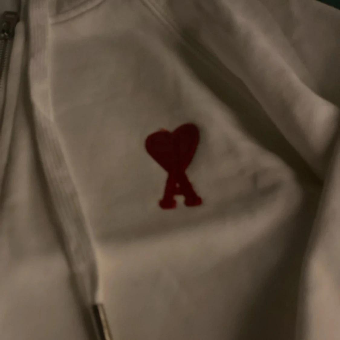 Vit hoodie med rött hjärta från Ami - 1