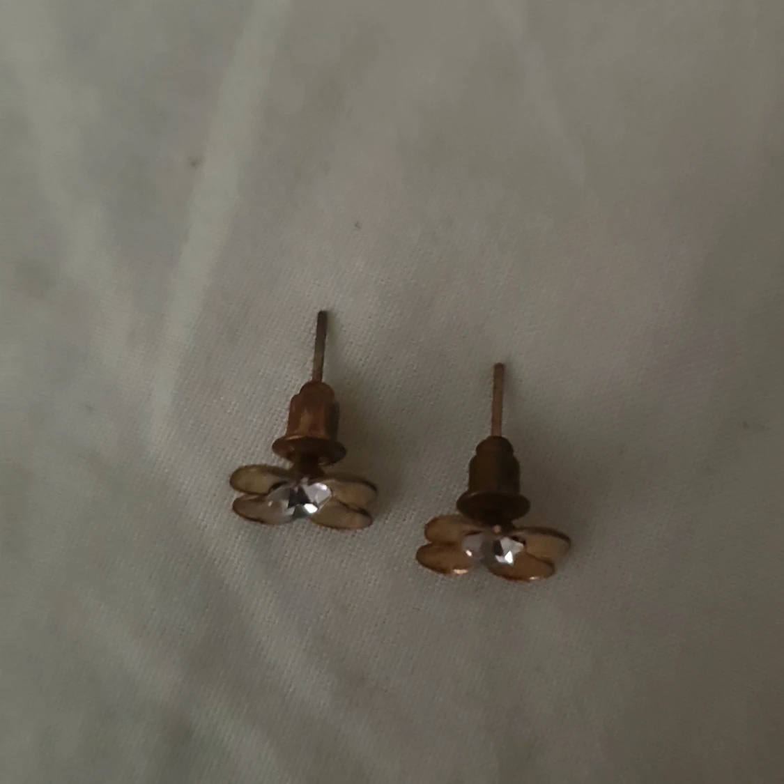 Guldiga blomformade örhängen - 1