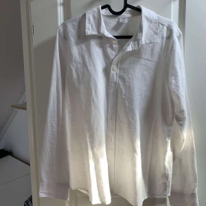 Vit linneskjorta  - Vit linneskjorta! Köpt från lindex och är storlek 164, skulle säga att den passar er som är 155 till 167. Max använd typ 10 gånger!