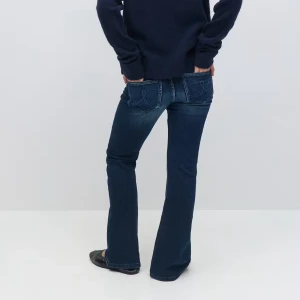Mörkblå bootcut jeans från Gina Young - Snygga mörkblå jeans från  Gina med klassisk femficksdesign och bootcut-ben. Jeansen har låg midja och är tillverkade i slitstarkt denimtyg. Perfekta för dig som gillar en tidlös och avslappnad look.