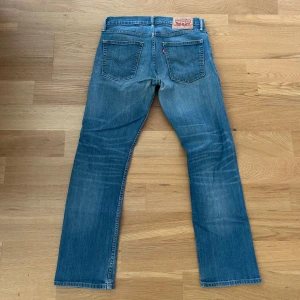 Levis jeans  - Ett par jeans i absolut topp skick och som dessutom har en extremt snygg tvätt. Nypriset på dessa jeans ligger på runt 1000kr, hör av er vid intresse eller vid minsta lilla fråga!