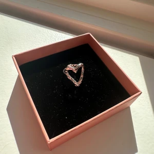 söt ring💓 - supersöt ring i rostfritt stål som är justerbar, köpt från ett smyckesföretag här på plick🫶🏼(box ingår ej)