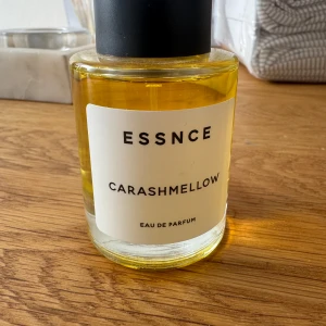 ESSNCE Carashmellow  - Doften Carashmellow har söta toner av kola, marshmallow, vanilj och honung.  Endast testad en gång. 