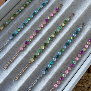 Aurora bracelet green - Armband med gröna kristaller i olika nyanser. Justerbart!💚