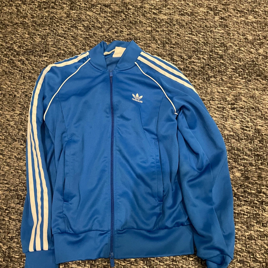 Blå Adidas tröja med vita ränder