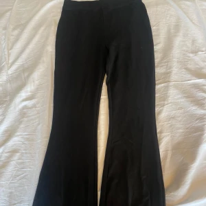 Svarta bootcut byxor från Lindex - Svarta tights från Lindex i storlek 152. De har en bootcut-modell med utsvängda ben och är tillverkade i ett mjukt och stretchigt material som känns skönt mot huden. 