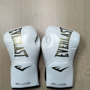 Vita boxningshandskar Everlast Elite 12oz - Vita Everlast Elite boxningshandskar 12oz (nya aldrig använda)