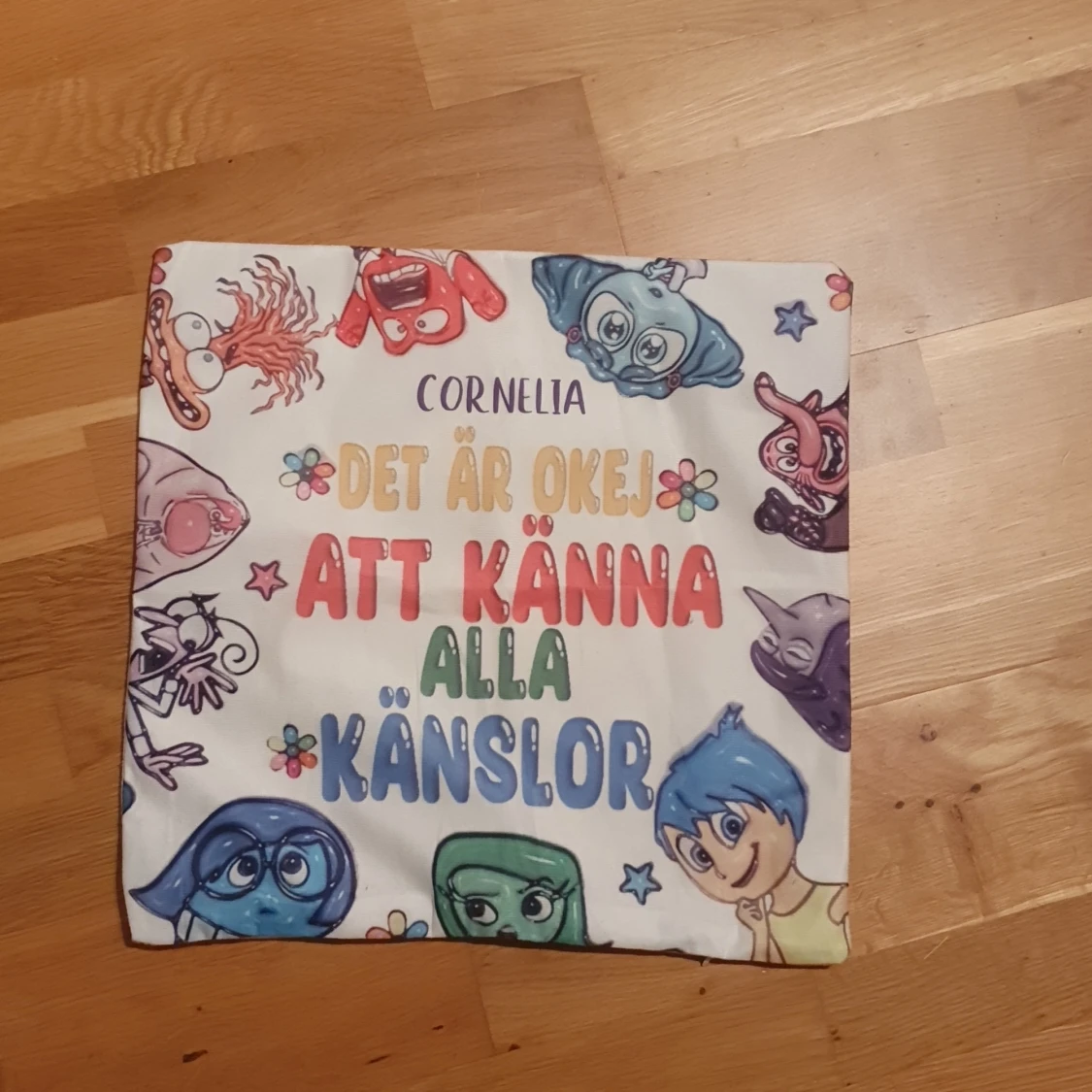 Flerfärgad mössa med Inside Out-tryck