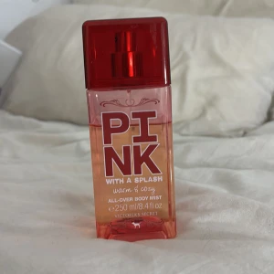 Victoria's Secret Pink Warm & Cozy mist - Warm & Cozy All Over Mist är en söt, fruktig body mist med tydlig godistouch. Den är perfekt för dig som vill ha en omfamnande och ungdomlig doftupplevelse – tänk varmt, sött och bekvämt.