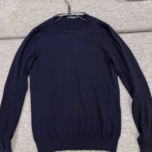 Ralph lauren tröja och en j lindberg tröja  - Två tröjor, nästintill helt o använda. Båda tröjorna är i storlek S. Ralph lauren tröjan är svart med rött märke och j Lindberg tröjan är marinblå.