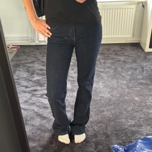 Mörkblå jeans - Säljer ett par mörkblå jeans då de inte kommer till användning. Perfekta inför hösten. För fler frågor, kontakta mig😊