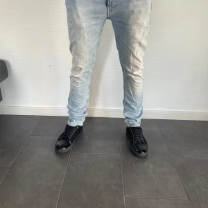 Replay ANBASS Jeans 31/32 - Replay ANBASS Jeans | Pris: 499kr| Storlek:W31 L34| Skick: 9,8/10| Hör av dig vid minsta lilla fundering eller fråga| Dem ser lite gula ut på bilden men det är dem inte i verkligheten| 