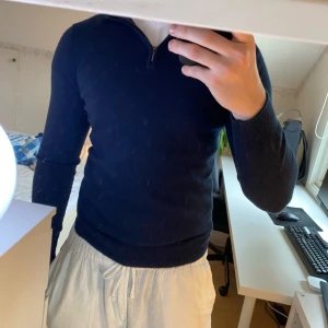 Charles tyrwhitt 100% Kashmir half zip - Säljer denna riktigt feta Charles tyrwhitt half zippen!⭐️Skick : 9,5/10!🙌Storlek S passar S!🤝Nypris e ungefär 2000kr!  Hör gärna av er om ni har funderingar!👍