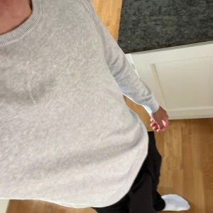 Sweatshirt  - Tröja från bläck storlek M, personen på bilden är 186 väger 70 cirka. 