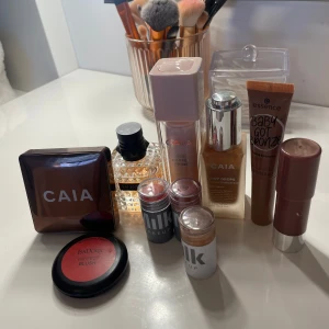 Valentino parfym + Sminkpaket med CAIA, Isadora & Milk - SKRIV PRIVAT FÖR SEPARAT KÖP!!💕 Säljer en Valentino parfym (donna born in Roma) som är 30 ml, ca 20 ml kvar. Plus ett sminkpaket med CAIA Dewy Drops serum foundation, CAIA bronzer i brun nyans, Isadora Perfect Blush i korallrosa, Essence Baby Got Bronze flytande bronzer och tre stickprodukter från Milk Makeup. Även en stick highlighter/bronser som är brunaktig från Isadora (texten har försvunnit) . Alla sakerna är sparsamt använda eller helt oanvända! Skriv privat för frågor eller fler bilder💘