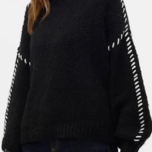 Svart stickad tröja med håldetaljer - Svart stickad tröja med långärmad design och coola håldetaljer längs ärmarna. Tröjan har en avslappnad passform och ribbade muddar vid ärmslut och nederkant. Perfekt för lager-på-lager och en chill look. Knappast andvänd💕💕, pris går att diskuteras