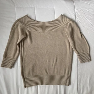 Beige stickad tröja med bred krage - Söt beige stickad tröja med bred ribbad krage och trekvartsärm. Mjukt tyg i bomull. Italiensk storlek M = som en S. Hittar inga defekter, skriv vid frågor 💞