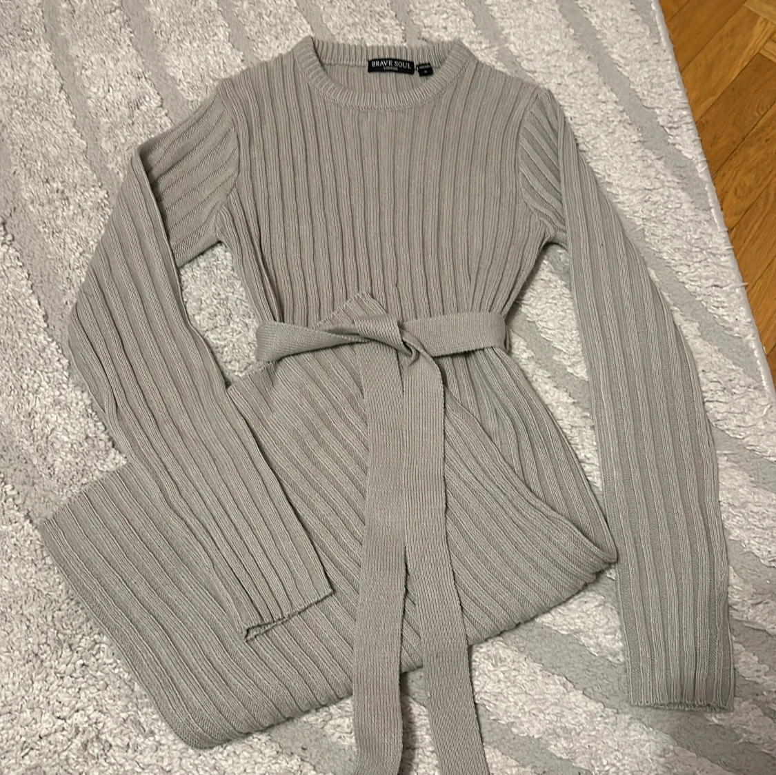 Grå ribbad stickad klänning Brave Soul