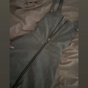 Grå cover up klänning  - Egentligen vanlig klänning där man ska ha nåt under, men skulle själv använda som en cover up till utomlands 😍