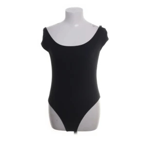 T-shirt body - Superfin t shirt body med snygg båtringning, beställde denna från sellpy men blir tyvärr inte som jag ville i passform, lapparna från sellpy sitter kvar 