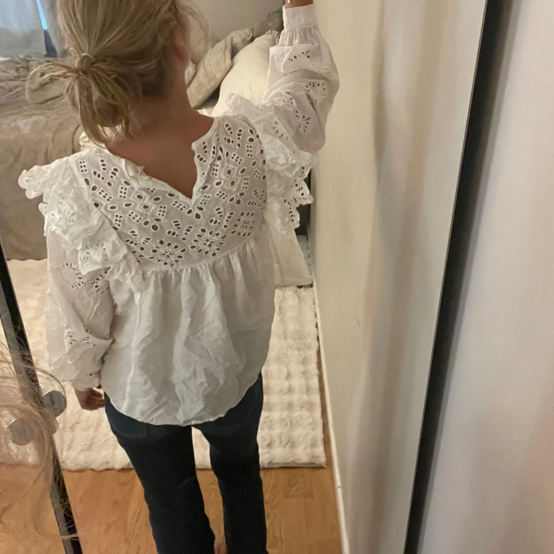 Vit blus med broderade detaljer - 2