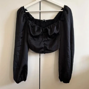 Festtopp - Strl XS från Gina Tricot. Aldrig använd, i nyskick. Tryck gärna på ”köp”.