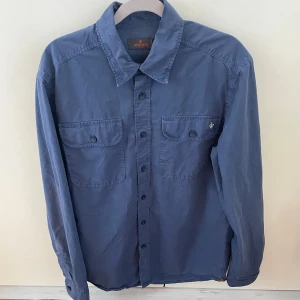 Morris overshirt S - Säljer denna nästintill oanvända overshirten från Morris stockholm. Skick 10/10, stl S.