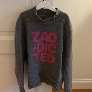 Zadig & Voltaire tröja  - Säljer denna såååå fina Zadig&Voltaire tröja!! Har använt den mycket men är i fint skick! Tyvärr står mitt namn på lappen med en permanent penna, skriv privat för fler bilder🥰