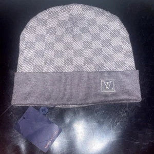 Grå L V mössa  - Stilren grå L V mössa oanvänd finns att köpa 