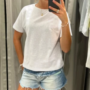Zara t shirt - säljer en jättefin ljusgrå t shirt från Zara. Den är i lite tjockare tyg än vanliga T-shirtar och passar därför perfekt nu till skolstart. Passar bra på en xs💓💓💓