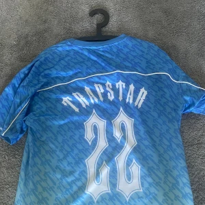 Trapstar Jersey - Säljer denna Limited edition Trapstar Jersey, köpt av min vän som köpte den när Trapstarlondon.com Gjorde sitt fotbolls drop 2022. Så den är väldigt sällsynt att hitta, speciellt i äkta som denna är. Den är i nyskick & storlek S så passar de flesta!