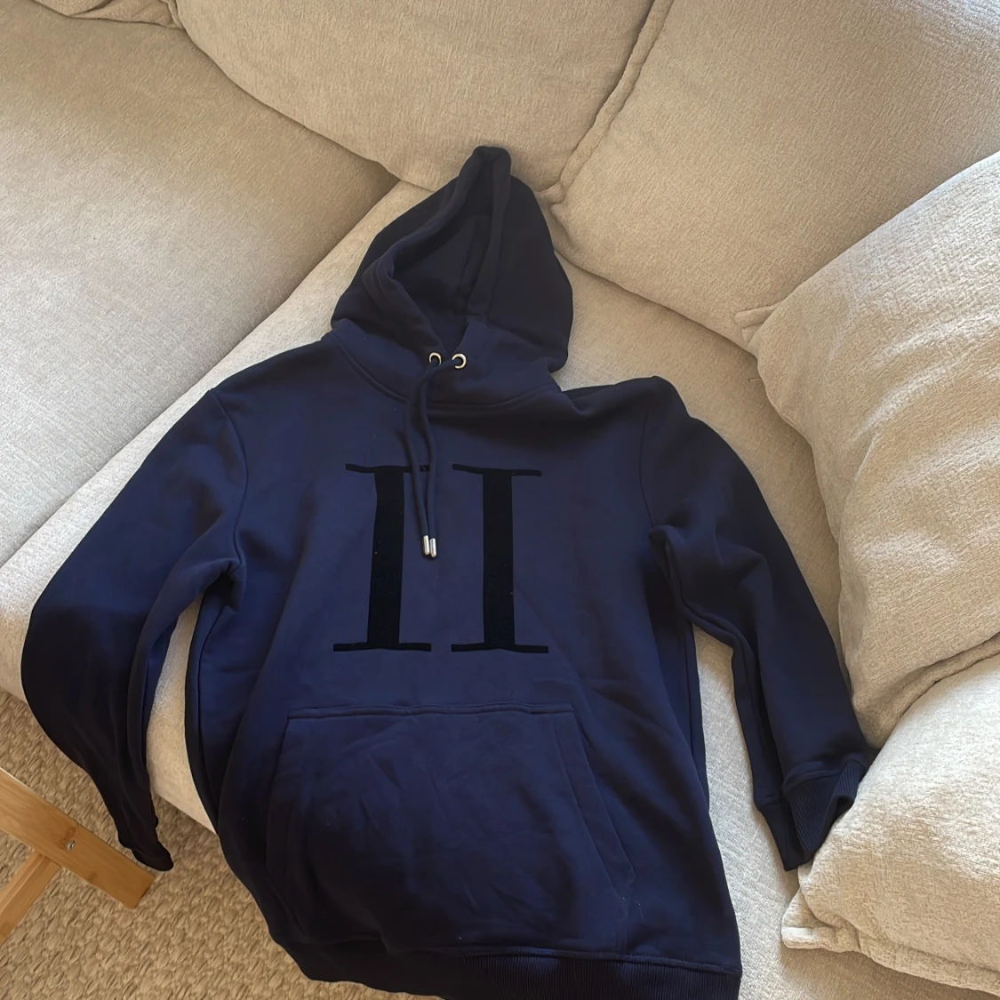 Mörkblå hoodie från Les Deux
