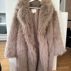 Slutsåld lyxig pälskappa - Säljer en fluffig och trendig pälskappa.  Finaste pälskappan, mullvadsbeige brun, helt ny.  Aldrig använd, sålde slut direkt online Dubbelknäppning och normal i storlek, jag har vanligtvis XS, men denna passade jättebra också. Inte överdrivet varm då det är silkestyg inuti, passar perfekt på vår/höst. Pris går att diskutera vid smidigt köp