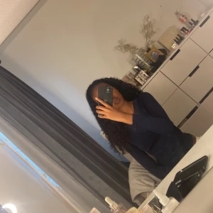 Mörkblå långärmad topp med spets Gina Tricot - Supersnygg mörkblå långärmad topp från Gina Tricot med v-ringning och spetsdetaljer vid halsen. Perfekt för dig som gillar en enkel men ändå feminin stil. Mjuk och skön bomullskänsla, sitter normalt på kroppen.