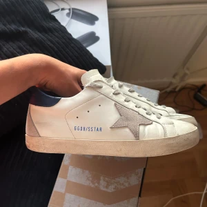 Golden Goose Superstar vita sneakers - Säljer mina golden goose i toppenskick! Box med skopåse medkommer vid köp. Storlek 40 men passar 41. Hör av er vid frågor!