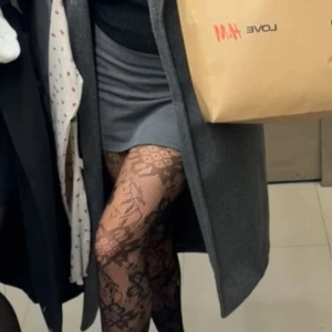 Grå kortkjol med inbyggda shorts - Supersnygg grå kortkjol med inbyggda svarta shorts under, perfekt för dig som vill känna dig bekväm och ändå ha en tight och stilren look. Kjolen är enkel och enfärgad, lätt att matcha med allt, storlek M men passar även S, min favorit kjol men måste tyvärr sälja då den inte passar längre🥲 använt 2-3 gånger 