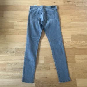Levis Jeans  - Ett par jeans i absolut topp skick och som dessutom har en extremt snygg tvätt. Nypriset på dessa jeans ligger på runt 1000kr. Längden på byxorna är 102cm och midjan 39cm jämför gärna med ett par egna och sen är det fritt fram att använda ”köp nu”.