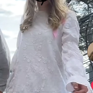 NA-KD klänning🤍 - Säljer min midsommar klänning jag endast använt en gång, super fin och gullig😍 köpt för 699, storlek 36🤍